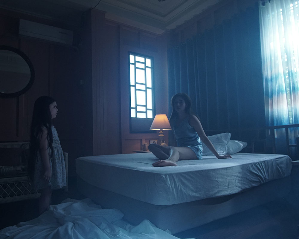 Mother and daughter inside a dark room in Cinemalaya movie, Kaluskos