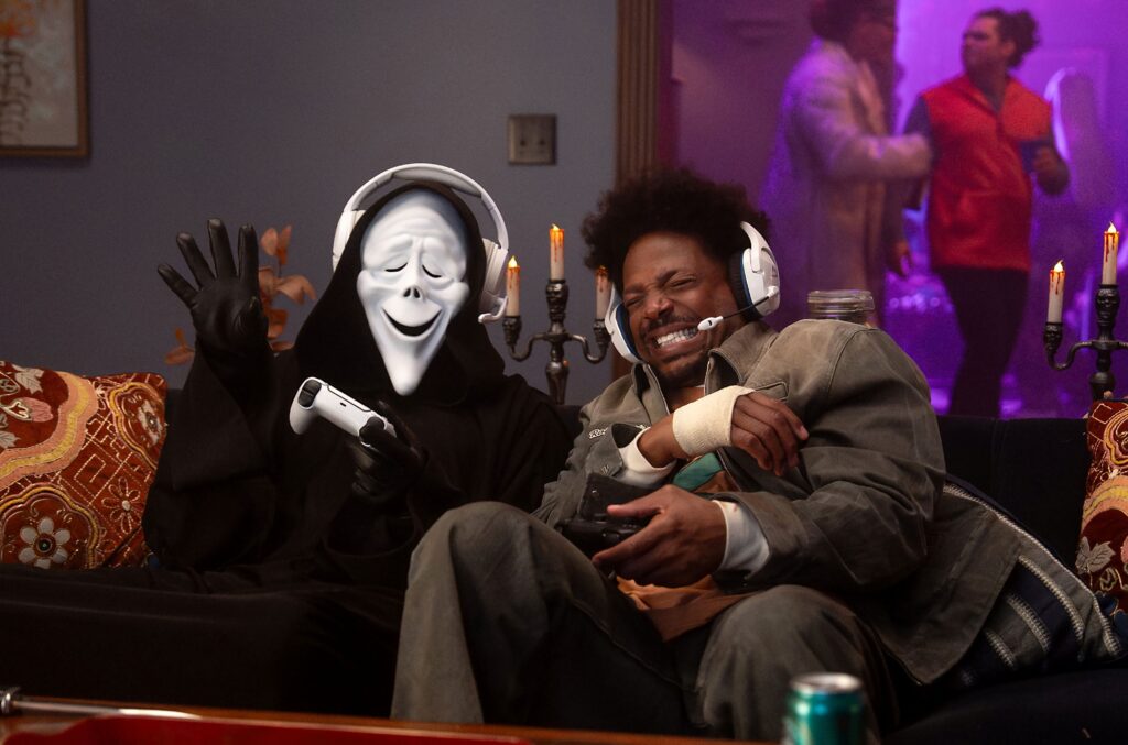 Marlon Wayans with Ghostface in Scary Movie trailer