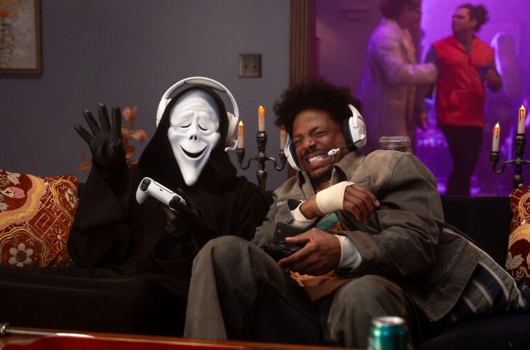 Marlon Wayans with Ghostface in Scary Movie trailer